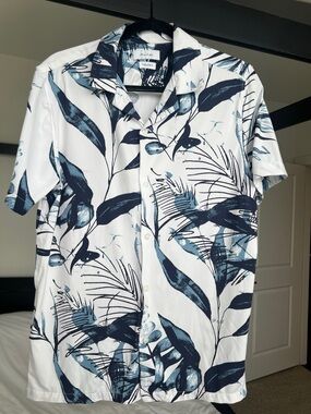 Men's White Short Sleeve Button-Down Shirt with Navy Tropical Print